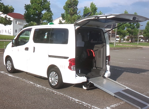 介添人と車いすの方がご乗車できます。